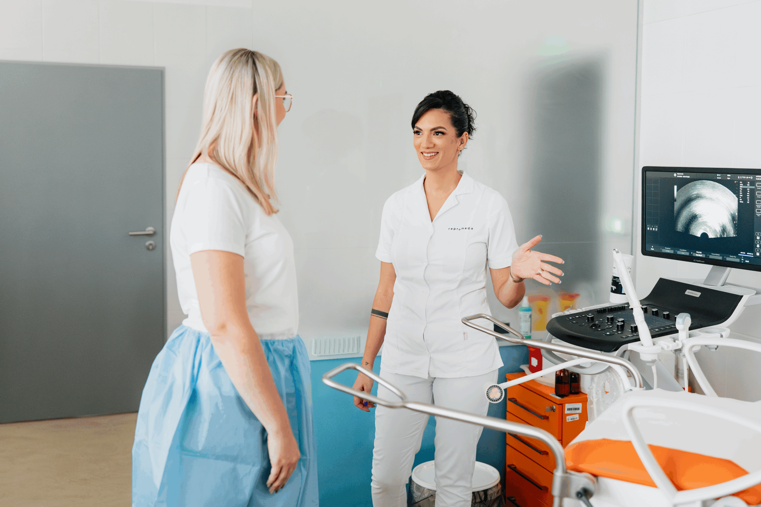 Lékařka před vyšetřením pacientkou výsledky vyšetření na klinice Repromeda