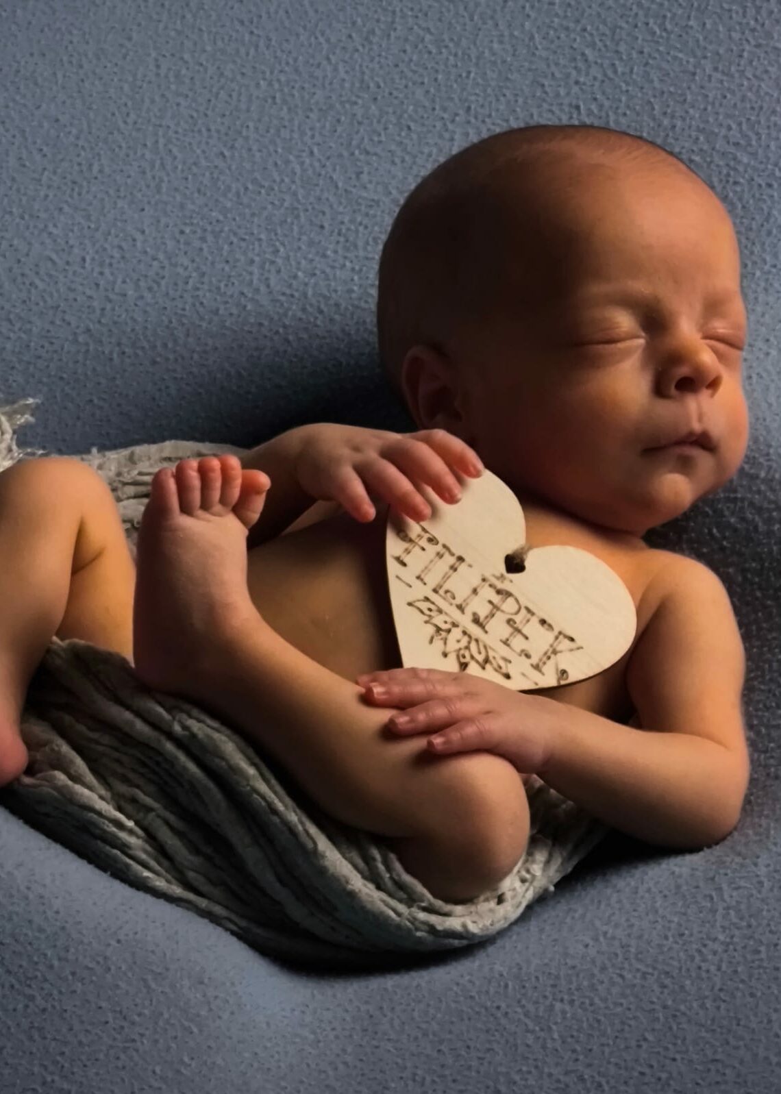 Miminko Filip klidně spí krátce po narození – radostný výsledek léčby neplodnosti v Repromedě.