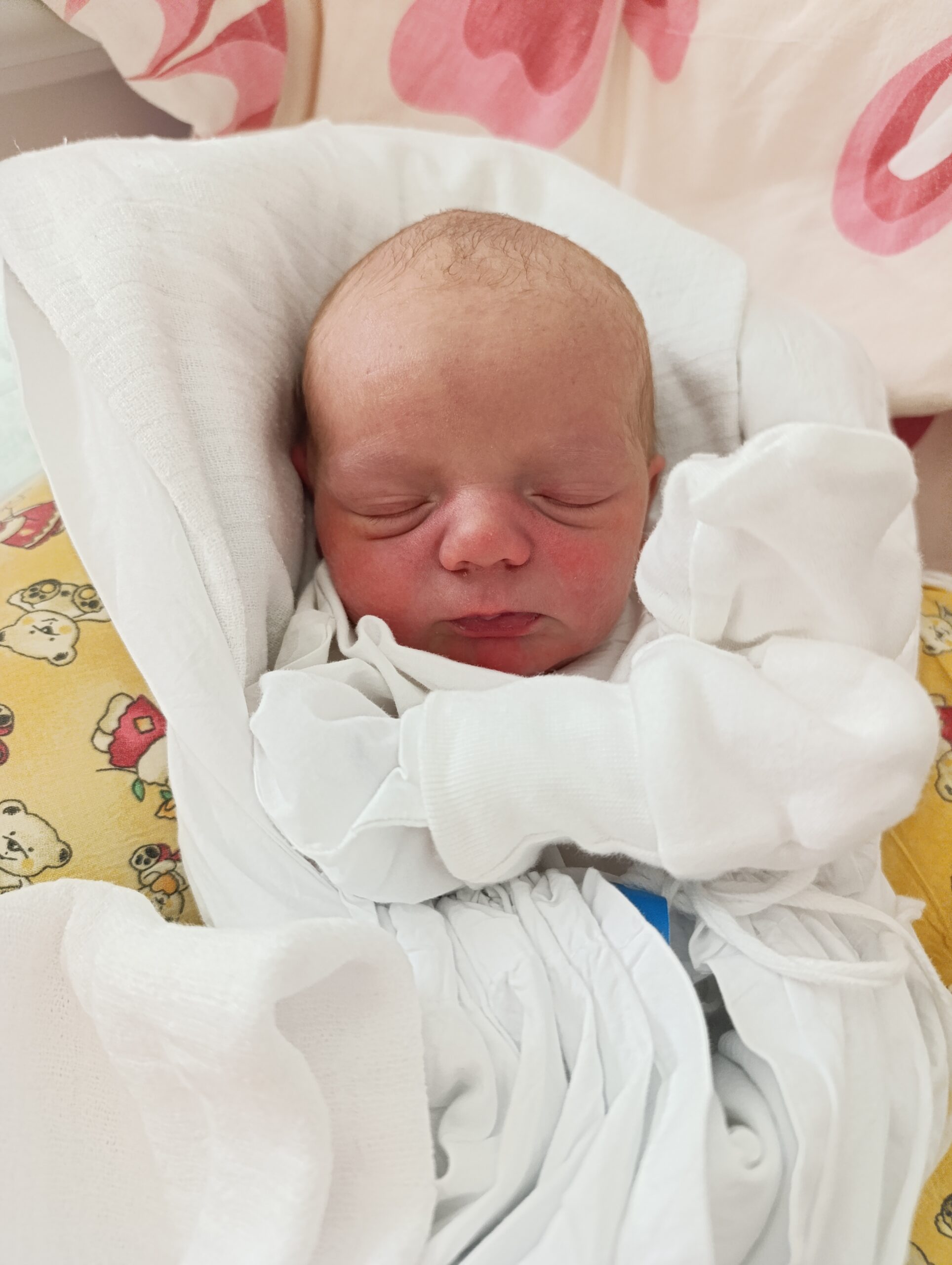 Novorozené miminko spící v náruči – příběh narození po IVF léčbě v Repromedě