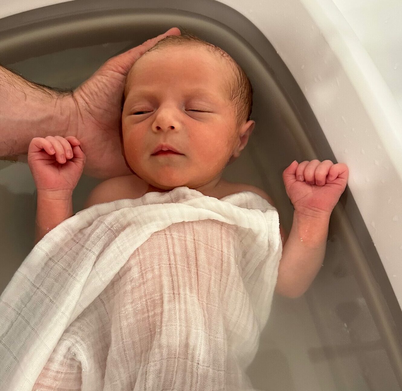 Miminko při koupání – příběh narození po IVF léčbě v Repromedě